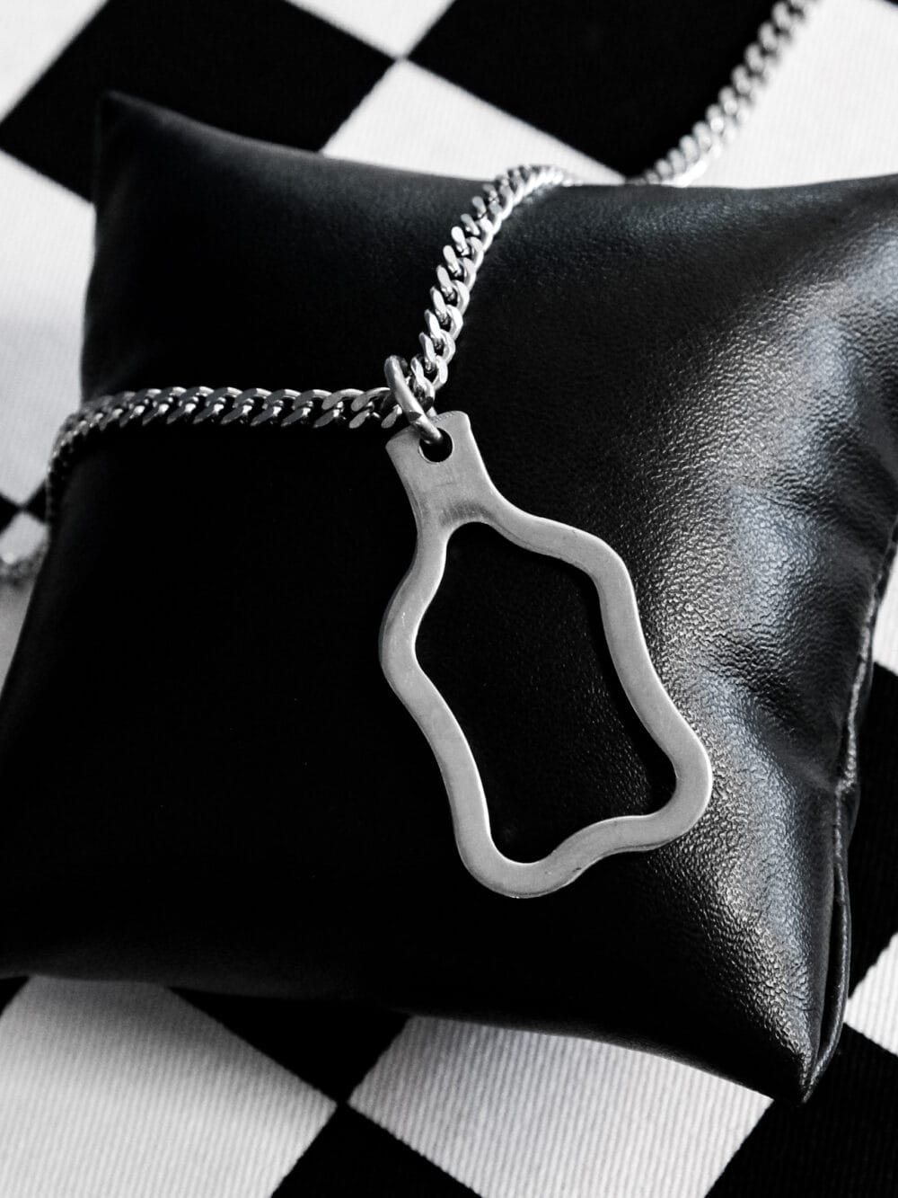 Curvy Tong Pendant
