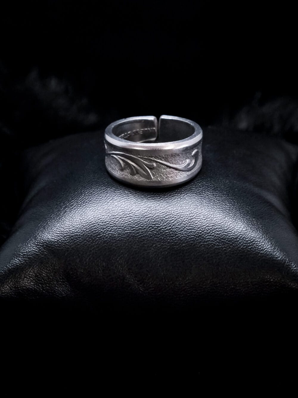 Textured Swirly Leaf Ring (Size S)