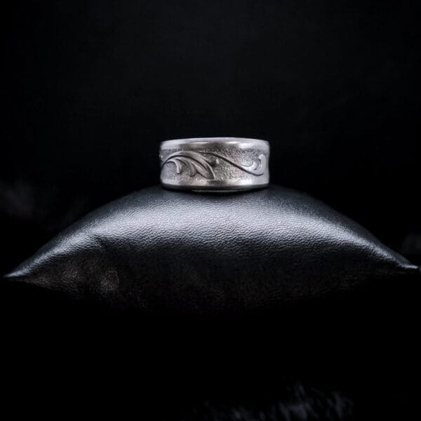 Textured Swirly Leaf Ring (Size S)