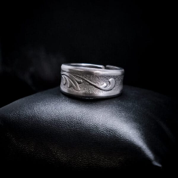 Textured Swirly Leaf Ring (Size S)
