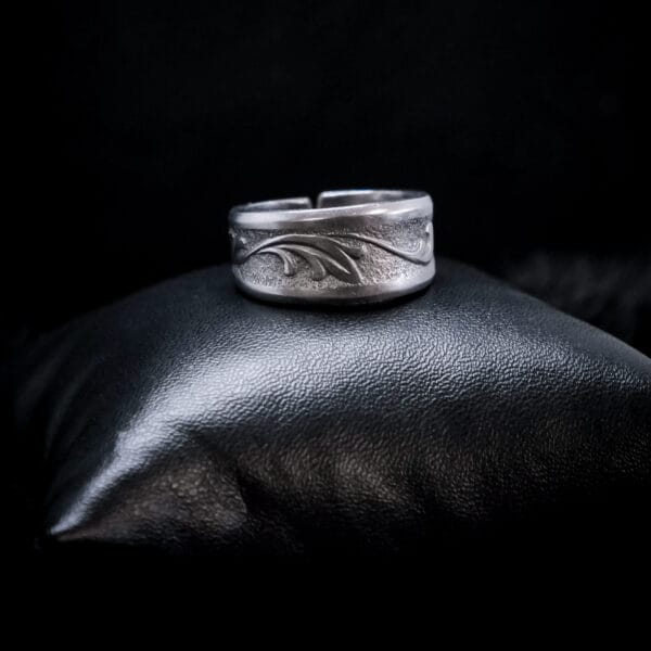 Textured Swirly Leaf Ring (Size S)