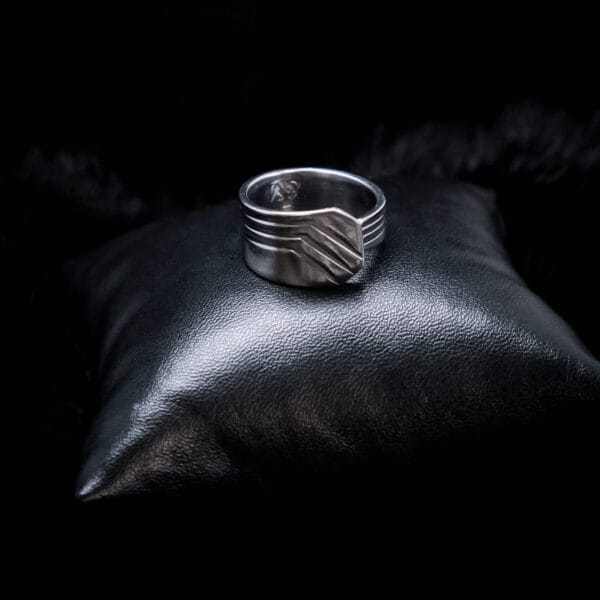 Three Line Overlap Ring (Size R)