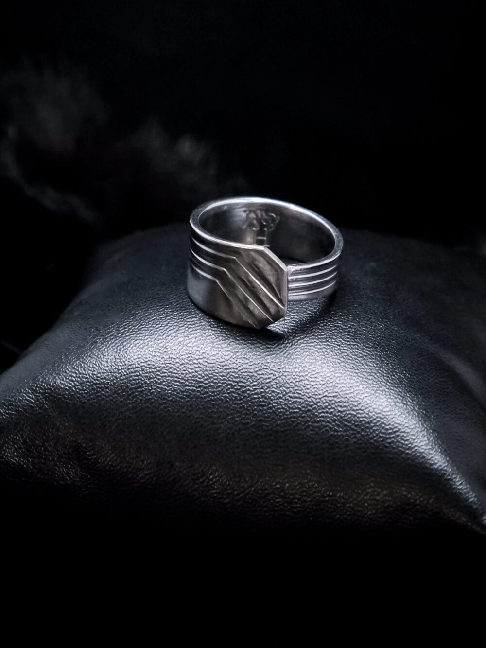 Three Line Overlap Ring (Size R)