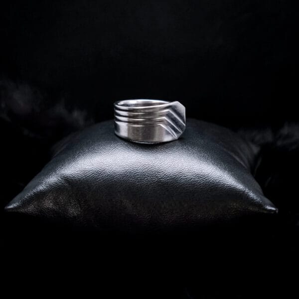 Three Line Overlap Ring (Size R)