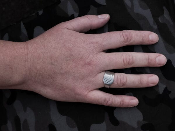Three Line Overlap Ring (Size R)